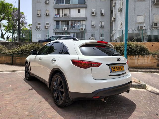 אינפיניטי QX70