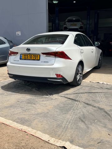 לקסוס IS