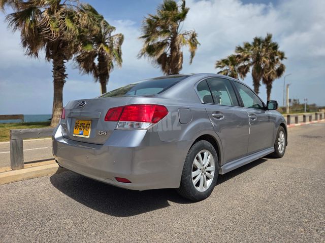 סובארו B4/לגאסי