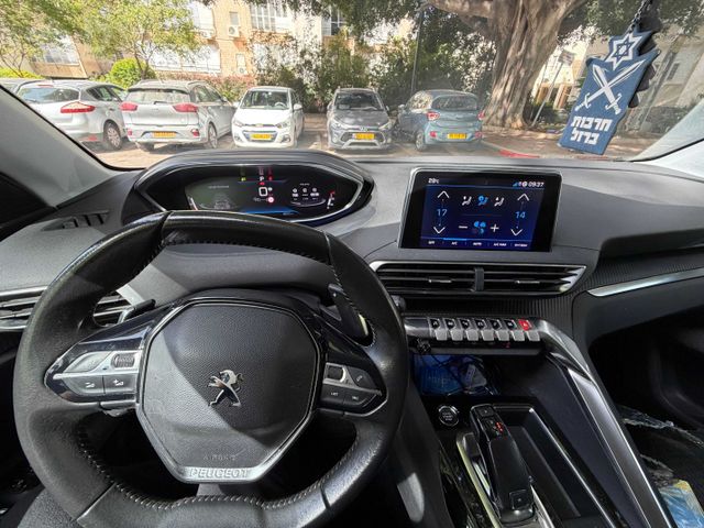 פיג'ו 5008
