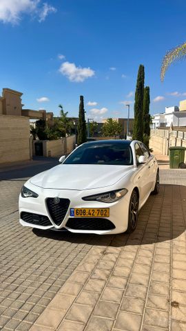 אלפא רומיאו ג'וליה