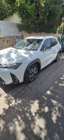 מודעת רכב לקסוס UX