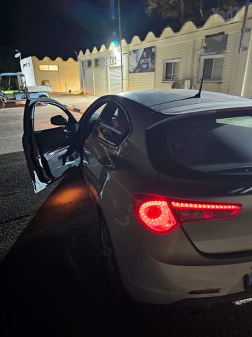 מודעת רכב אלפא רומיאו ג'ולייטה