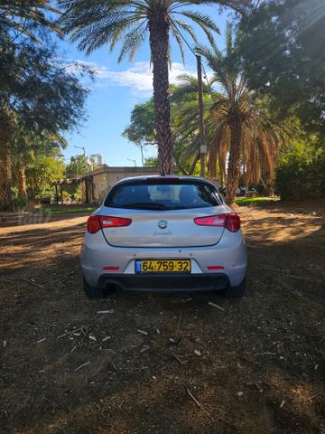 אלפא רומיאו ג'ולייטה