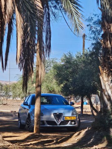 אלפא רומיאו ג'ולייטה