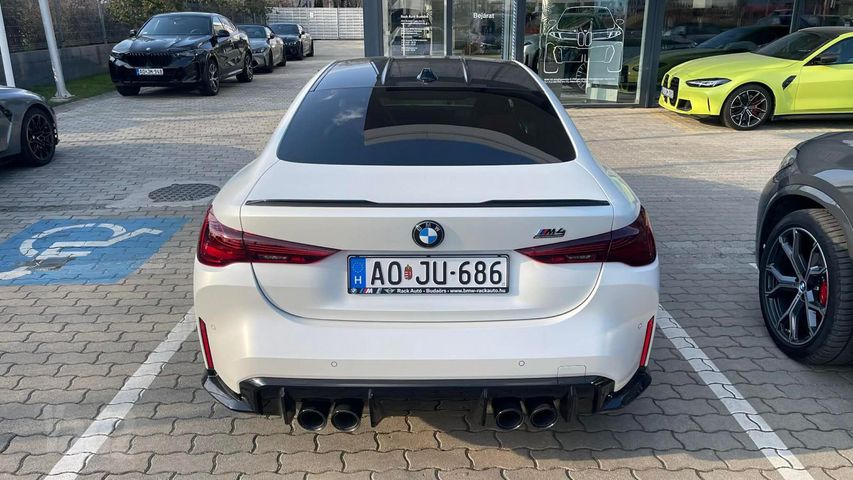 ב מ וו M4