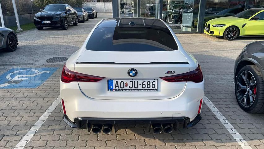 ב מ וו M4
