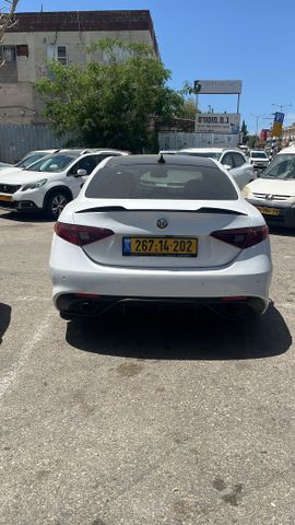 אלפא רומיאו ג'וליה