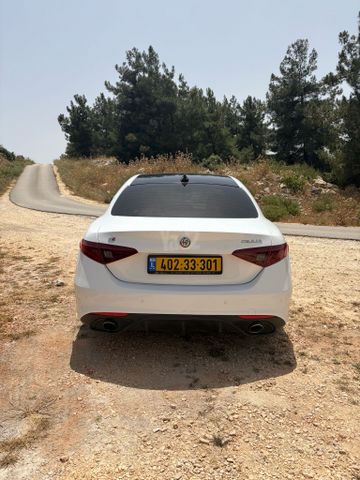 אלפא רומיאו ג'וליה
