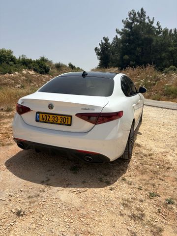 אלפא רומיאו ג'וליה
