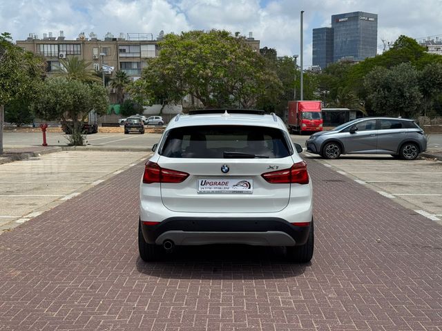 ב מ וו X1