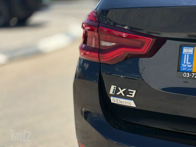 ב מ וו iX3