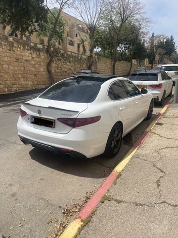 אלפא רומיאו ג'וליה