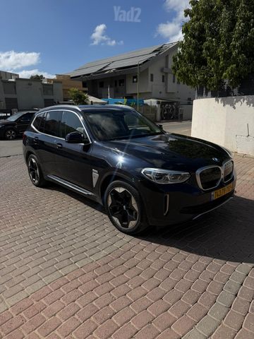 ב מ וו iX3