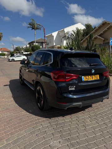 ב מ וו iX3