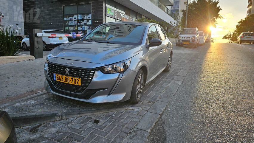 פיג'ו 208