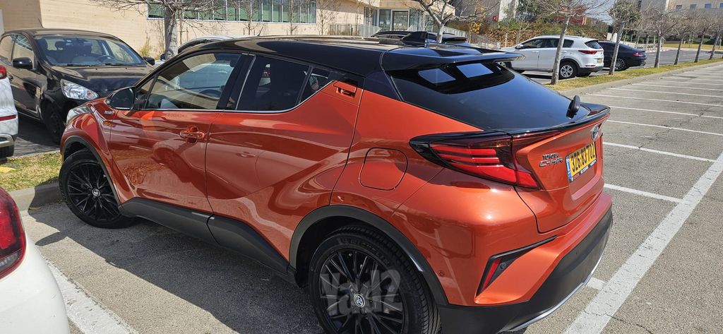 מודעת רכב טויוטה C-HR