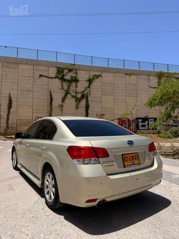 סובארו B4/לגאסי