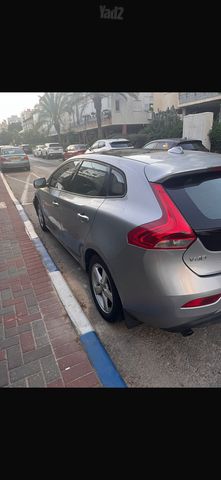 וולוו V40