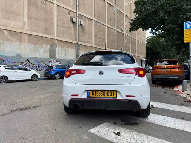 אלפא רומיאו ג'ולייטה