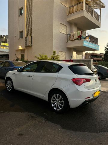אלפא רומיאו ג'ולייטה