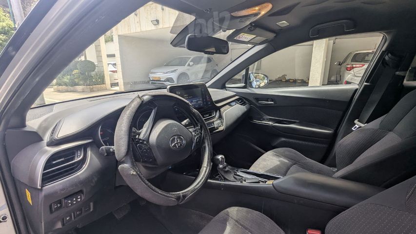 מודעת רכב טויוטה C-HR