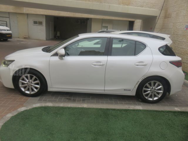 מודעת רכב לקסוס CT