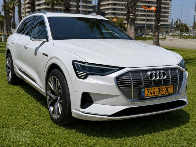 מודעת רכב אאודי E-tron