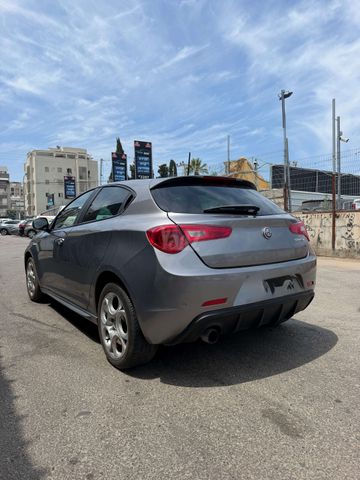 אלפא רומיאו ג'ולייטה