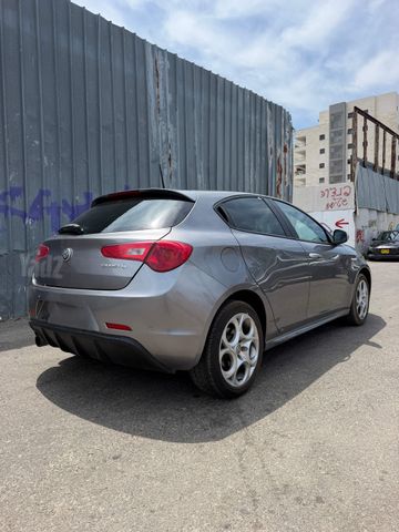 אלפא רומיאו ג'ולייטה
