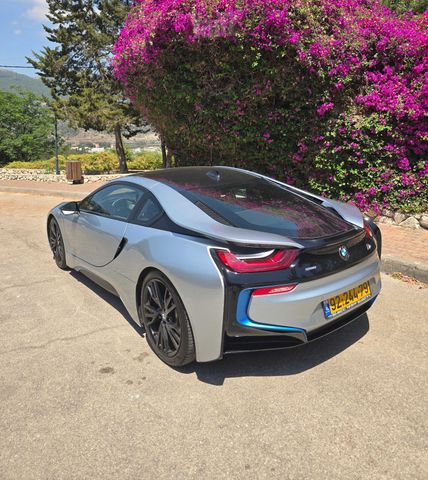 ב מ וו i8