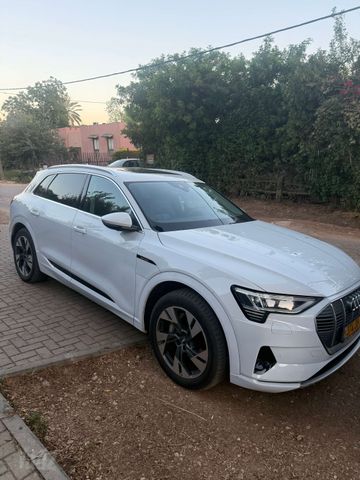 מודעת רכב אאודי E-tron