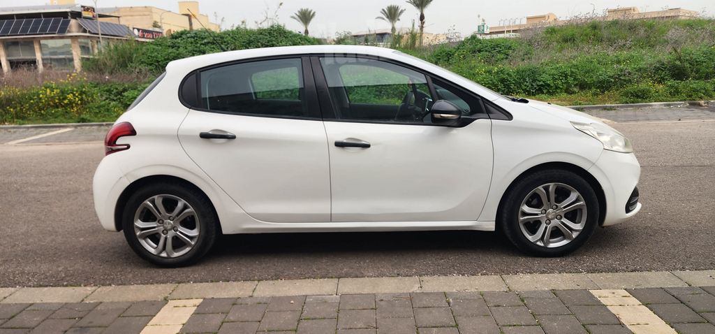 פיג'ו 208
