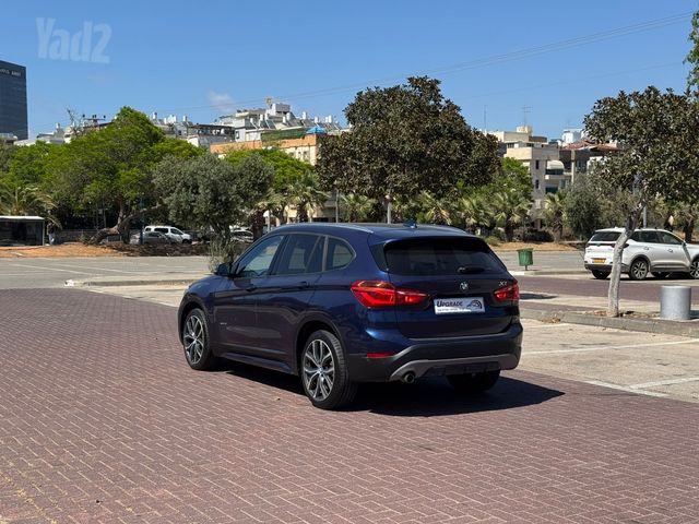 ב מ וו X1
