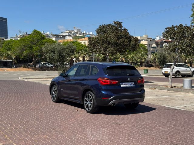 ב מ וו X1