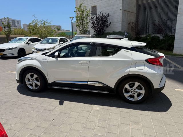 מודעת רכב טויוטה C-HR