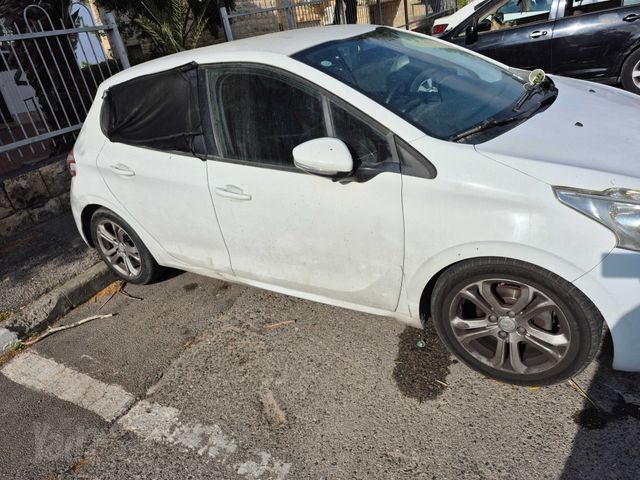 פיג'ו 208