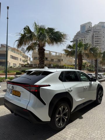 מודעת רכב טויוטה bZ4X 1