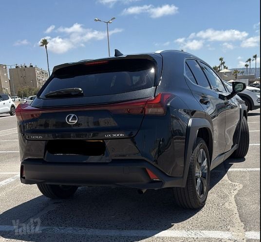 מודעת רכב לקסוס UX