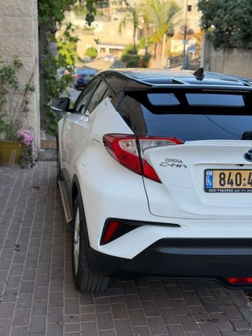 מודעת רכב טויוטה C-HR