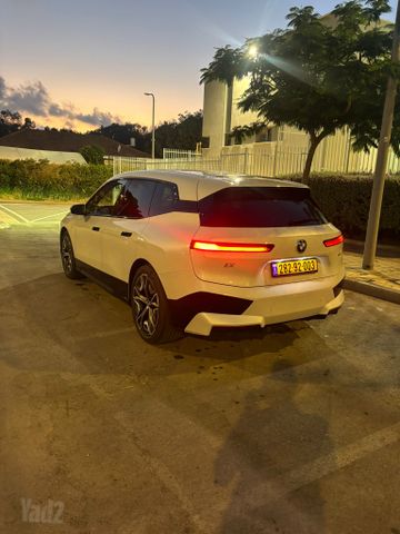 ב מ וו iX
