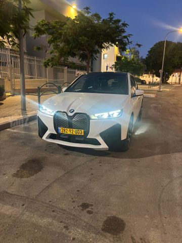 ב מ וו iX