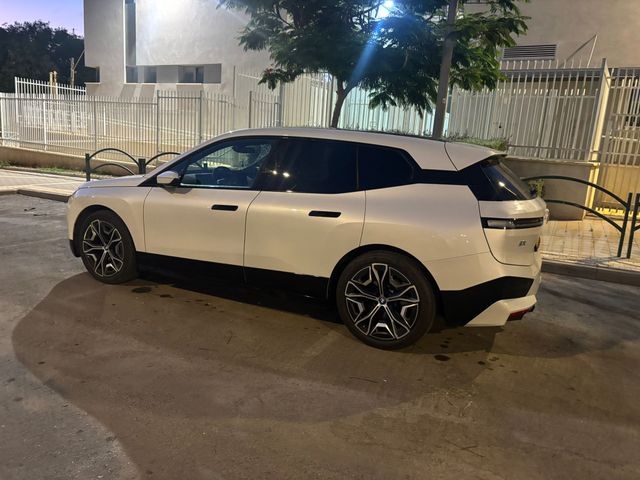 ב מ וו iX