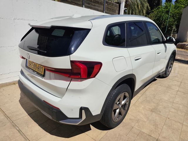 ב מ וו X1
