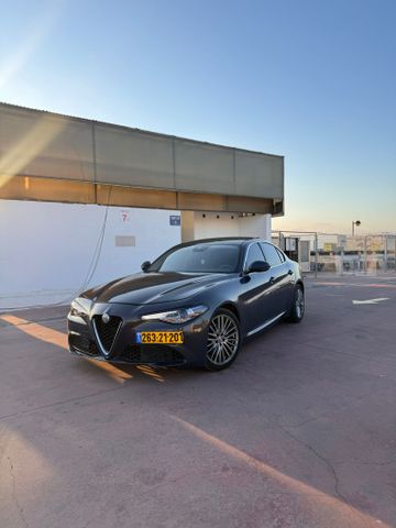 מודעת רכב אלפא רומיאו ג'וליה