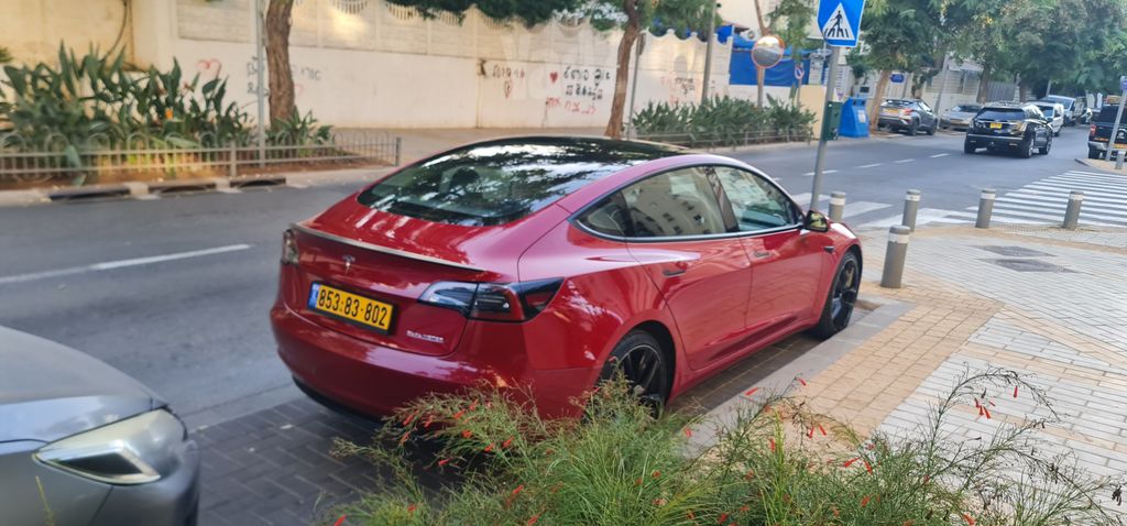 מודעת רכב טסלה מודל 3