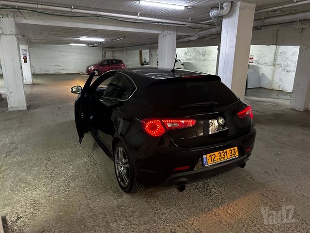 מודעת רכב אלפא רומיאו ג'ולייטה