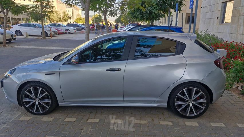 אלפא רומיאו ג'ולייטה