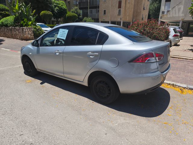 מודעת רכב מאזדה 2