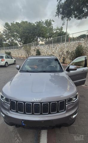 מודעת רכב ג'יפ גרנד צ'ירוקי